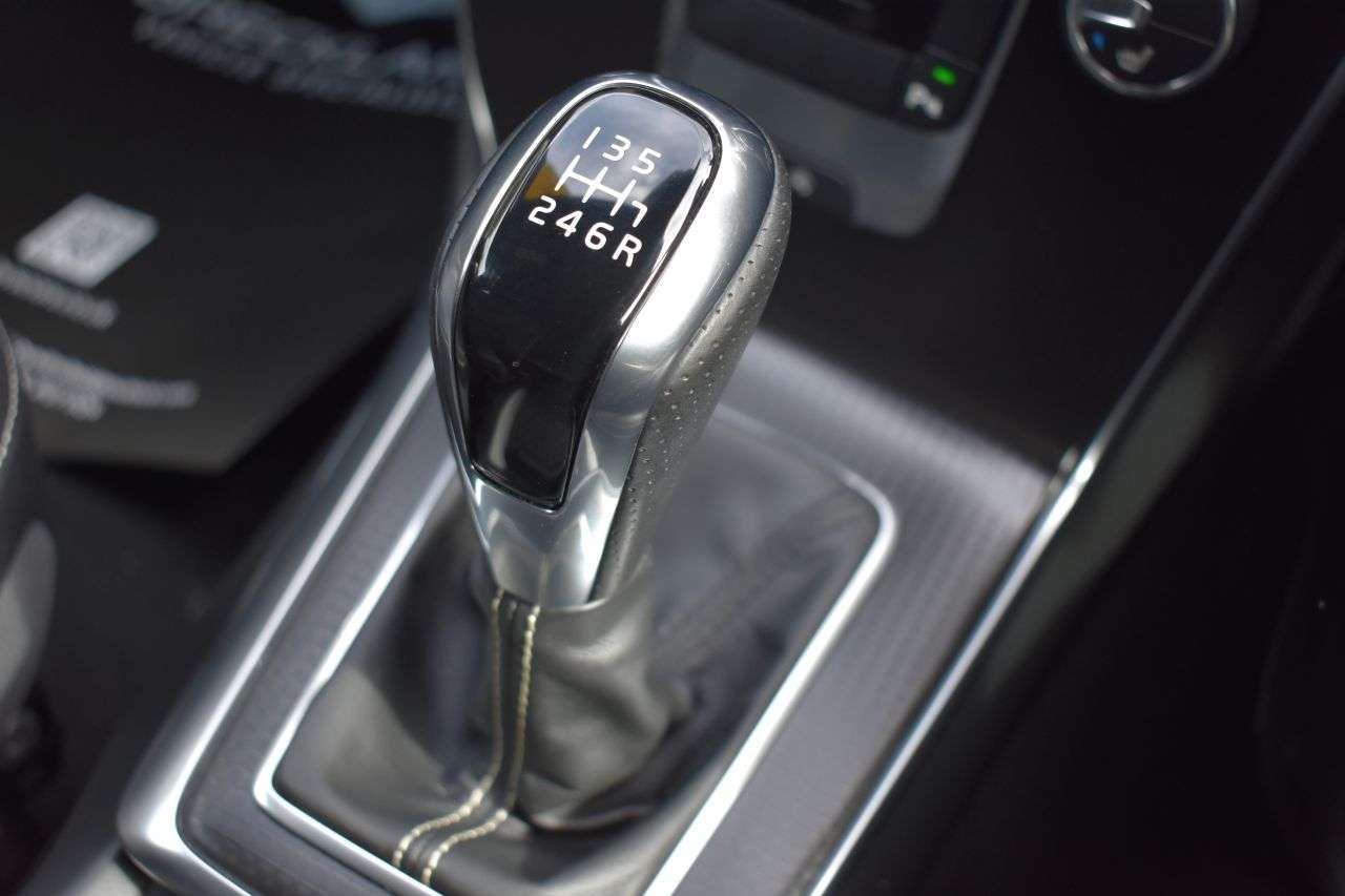 2019 VOLVO V40 2019 VOLVO V40