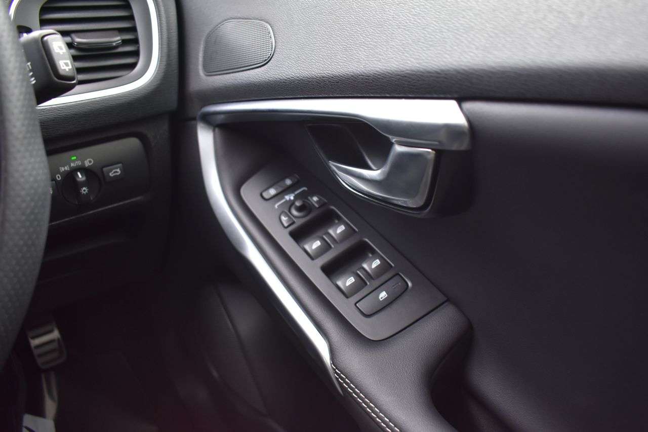 2019 VOLVO V40 2019 VOLVO V40