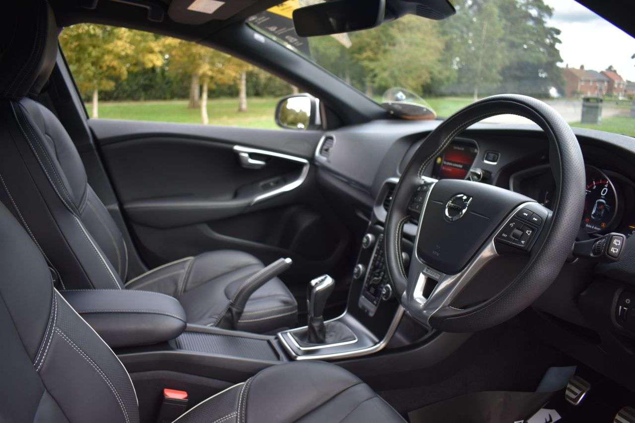 2019 VOLVO V40 2019 VOLVO V40