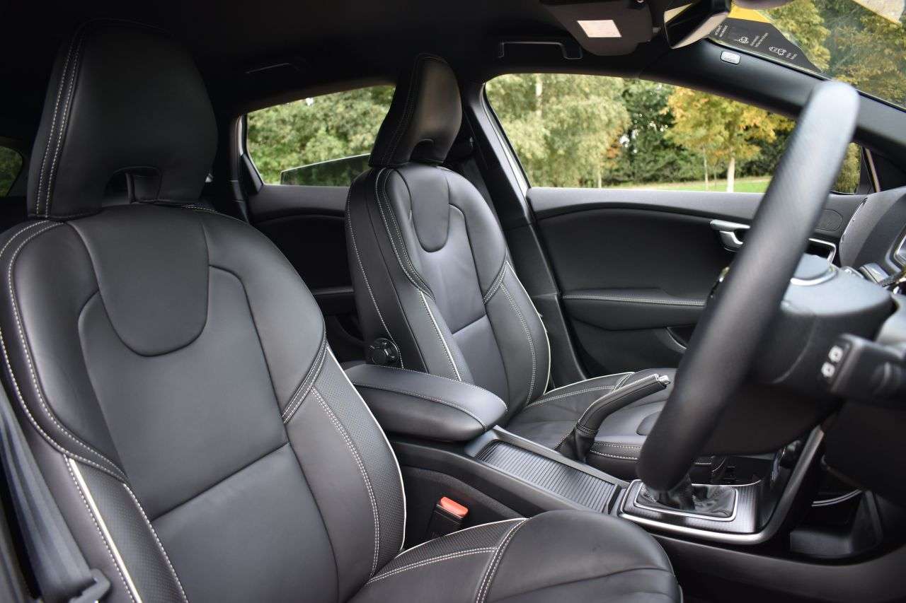 2019 VOLVO V40 2019 VOLVO V40
