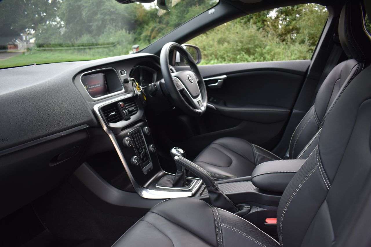 2019 VOLVO V40 2019 VOLVO V40
