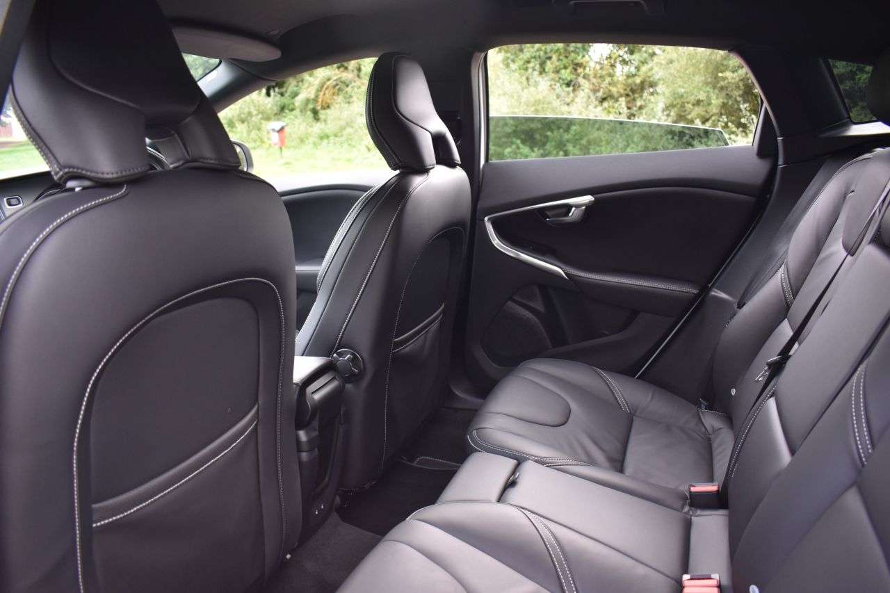 2019 VOLVO V40 2019 VOLVO V40