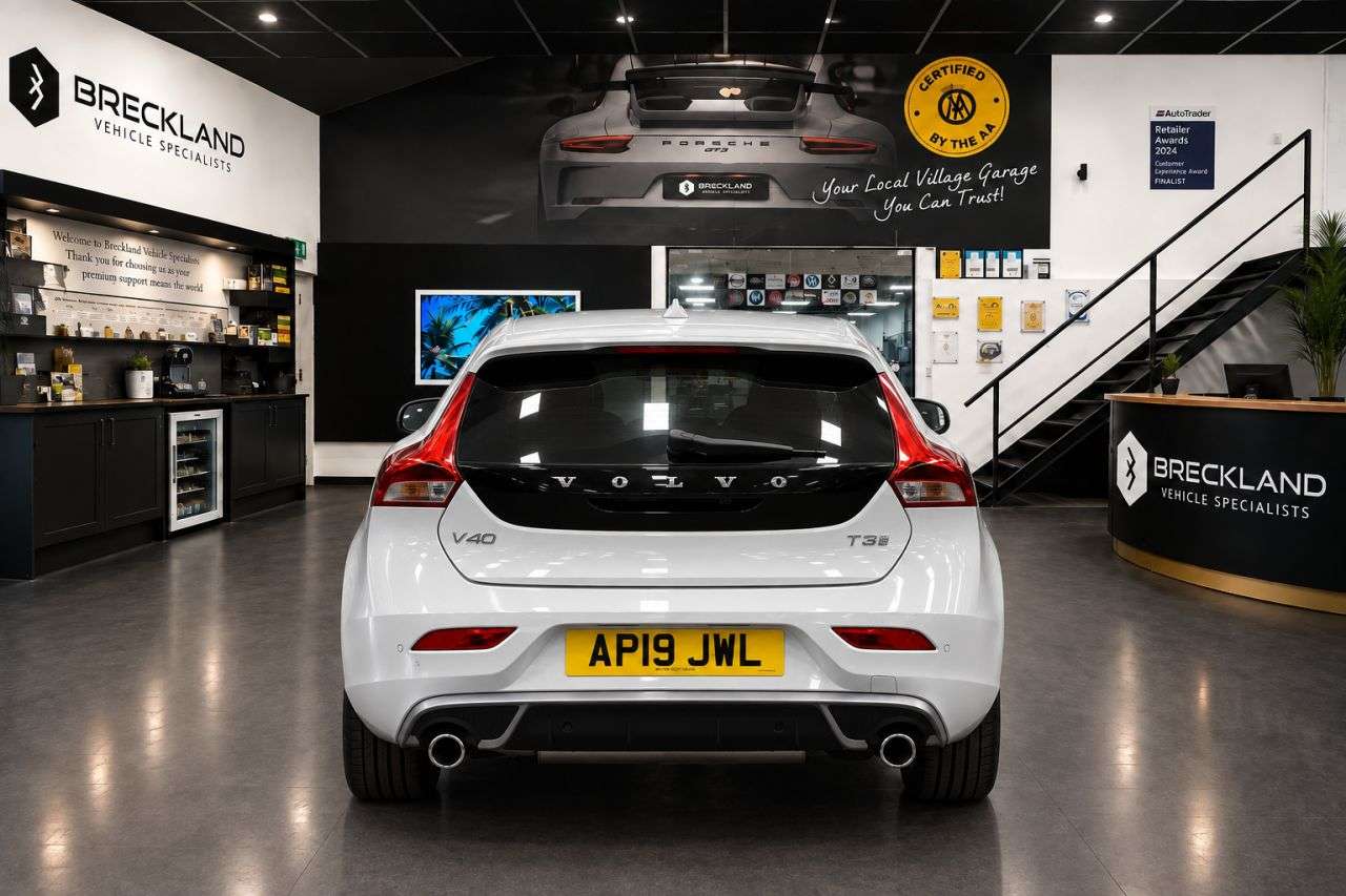2019 VOLVO V40 2019 VOLVO V40