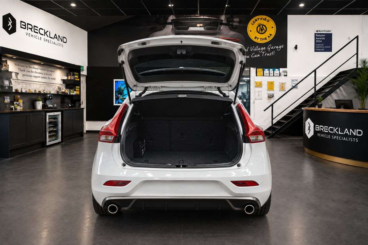 2019 VOLVO V40 2019 VOLVO V40