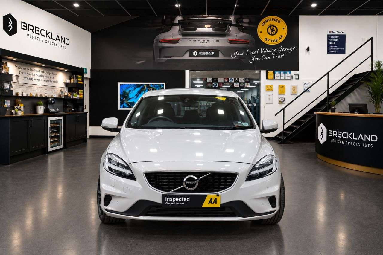 A 2019 VOLVO V40 2.0 T3 R-Design Edition Hatchback 5dr Petrol Manual Euro 6 (s/s) (152 ps) * A 2019 VOLVO V40 2.0 T3 R-Design Edition Hatchback 5dr Petrol Manual Euro 6 (s/s) (152 ps) *