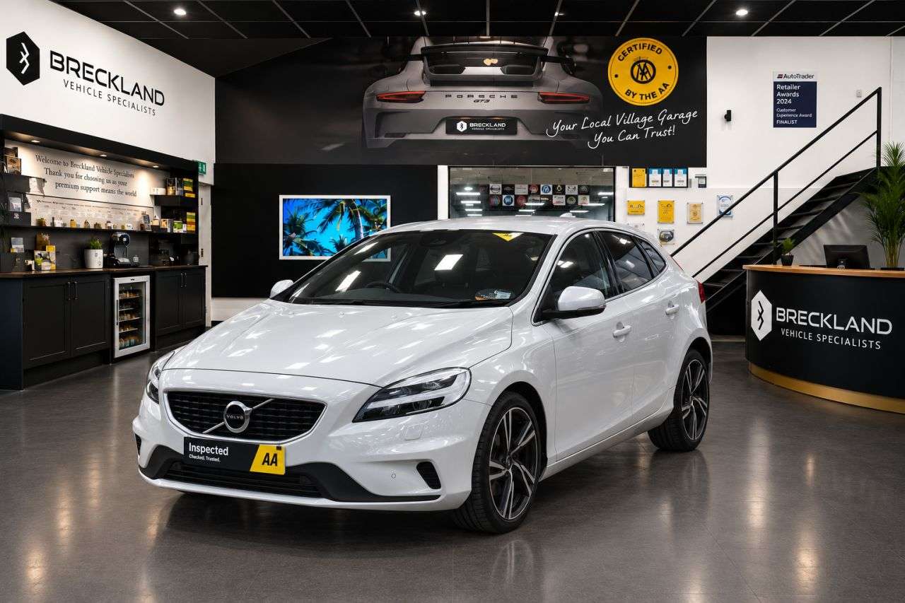 A 2019 VOLVO V40 2.0 T3 R-Design Edition Hatchback 5dr Petrol Manual Euro 6 (s/s) (152 ps) * A 2019 VOLVO V40 2.0 T3 R-Design Edition Hatchback 5dr Petrol Manual Euro 6 (s/s) (152 ps) *