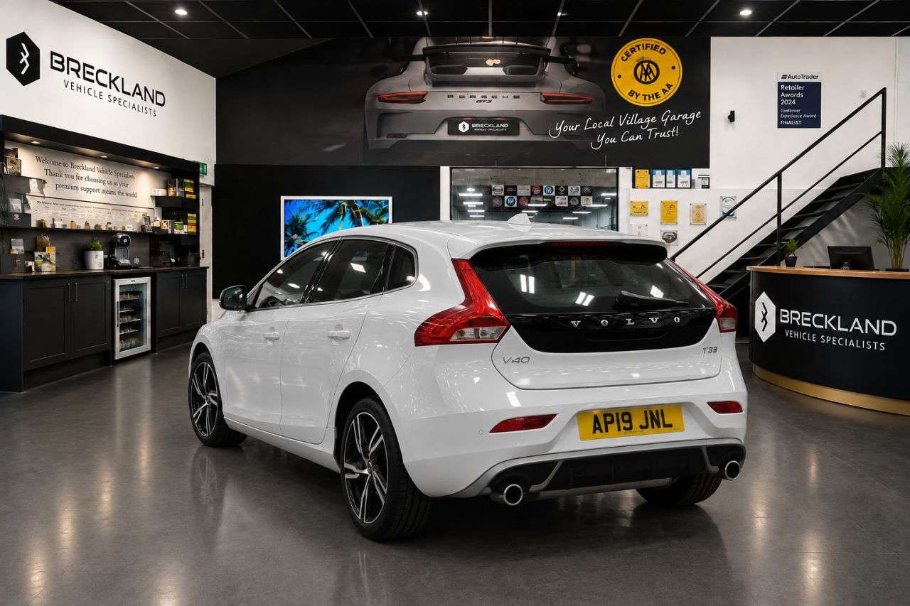 2019 VOLVO V40 2019 VOLVO V40