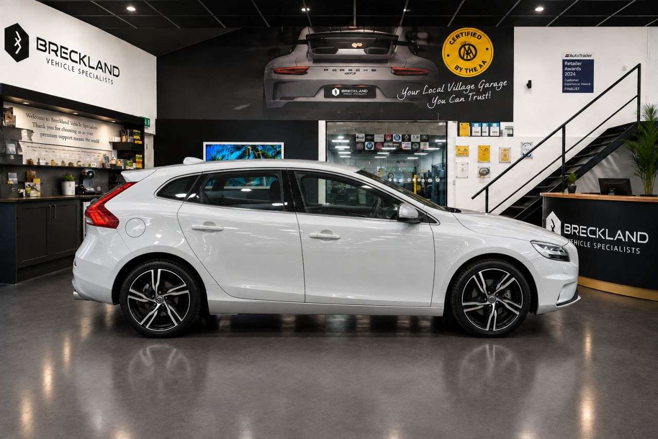 2019 VOLVO V40 2019 VOLVO V40