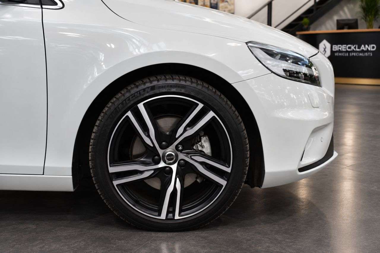 2019 VOLVO V40 2019 VOLVO V40