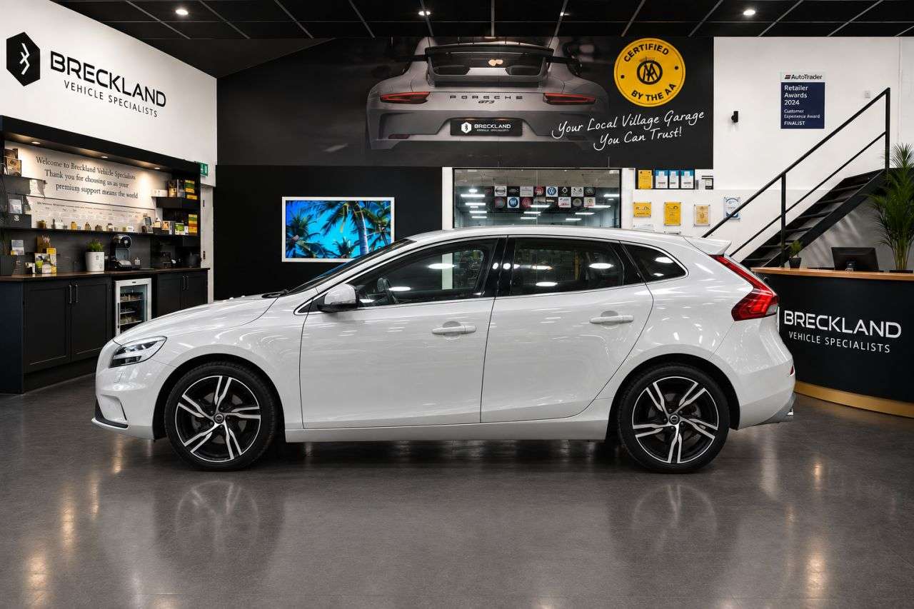 A 2019 VOLVO V40 2.0 T3 R-Design Edition Hatchback 5dr Petrol Manual Euro 6 (s/s) (152 ps) * A 2019 VOLVO V40 2.0 T3 R-Design Edition Hatchback 5dr Petrol Manual Euro 6 (s/s) (152 ps) *