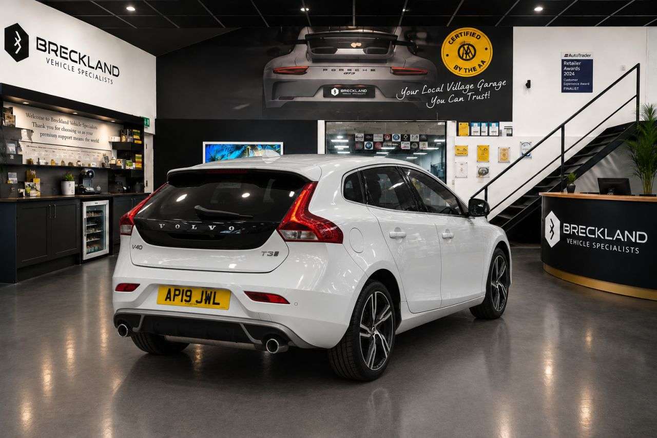 2019 VOLVO V40 2019 VOLVO V40