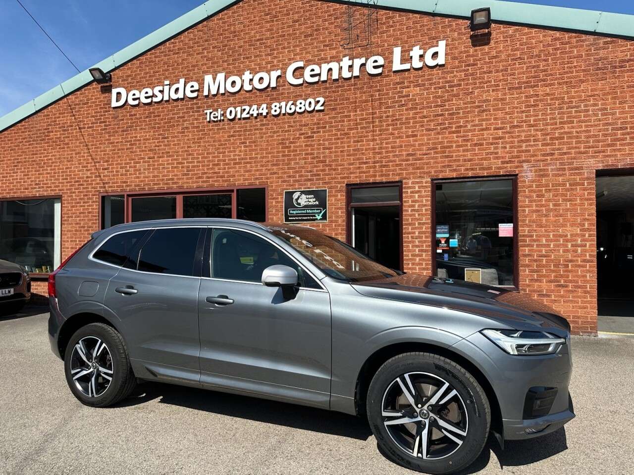 A 2018 VOLVO XC60 2.0 D4 R-Design SUV 5dr Diesel Auto AWD Euro 6 (s/s) (190 ps) Front and rea A 2018 VOLVO XC60 2.0 D4 R-Design SUV 5dr Diesel Auto AWD Euro 6 (s/s) (190 ps) Front and rea