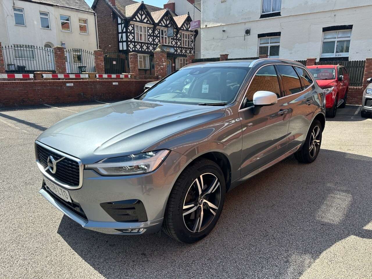 A 2018 VOLVO XC60 2.0 D4 R-Design SUV 5dr Diesel Auto AWD Euro 6 (s/s) (190 ps) Front and rea A 2018 VOLVO XC60 2.0 D4 R-Design SUV 5dr Diesel Auto AWD Euro 6 (s/s) (190 ps) Front and rea