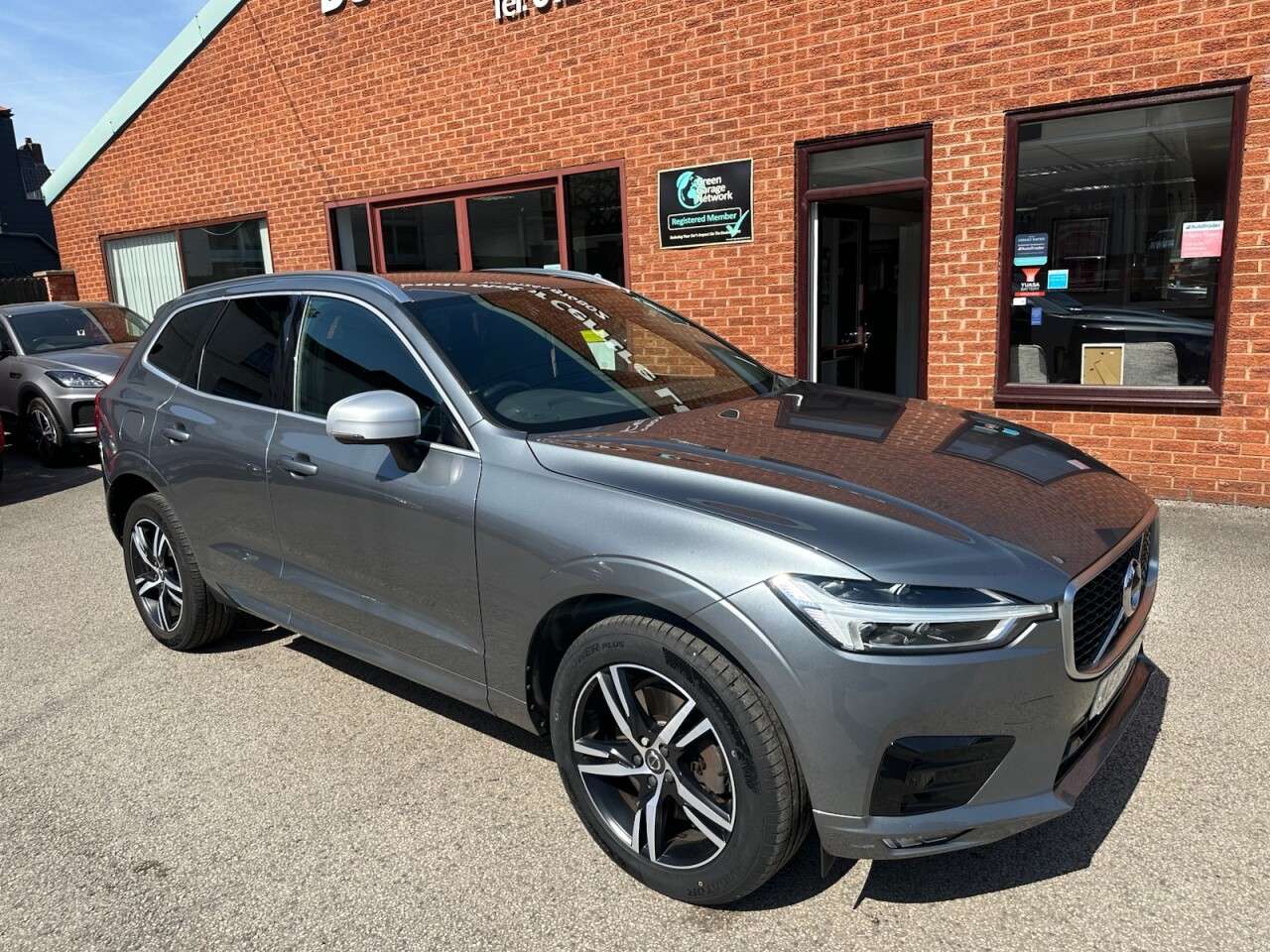 A 2018 VOLVO XC60 2.0 D4 R-Design SUV 5dr Diesel Auto AWD Euro 6 (s/s) (190 ps) Front and rea A 2018 VOLVO XC60 2.0 D4 R-Design SUV 5dr Diesel Auto AWD Euro 6 (s/s) (190 ps) Front and rea