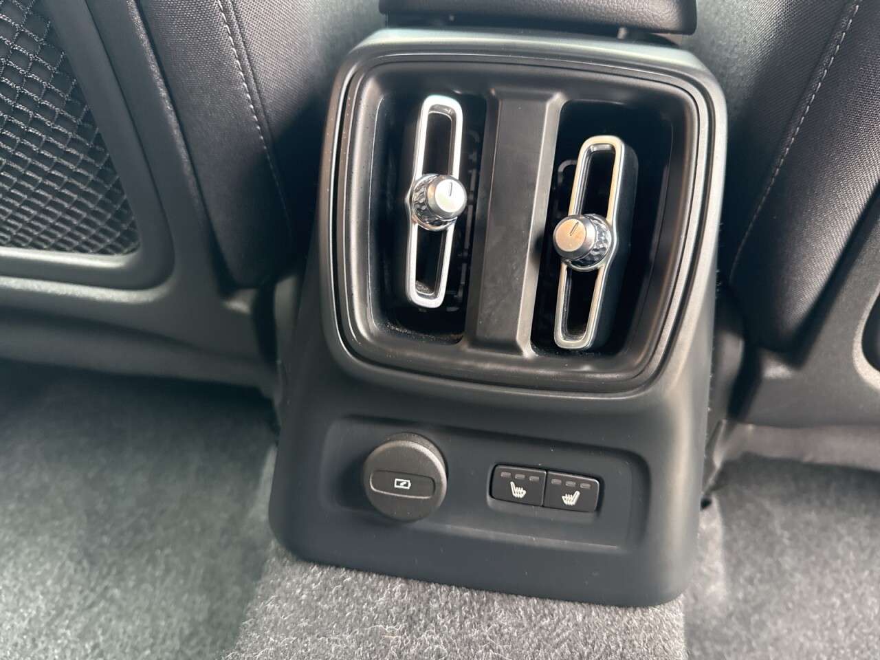 2022 VOLVO XC40 2022 VOLVO XC40