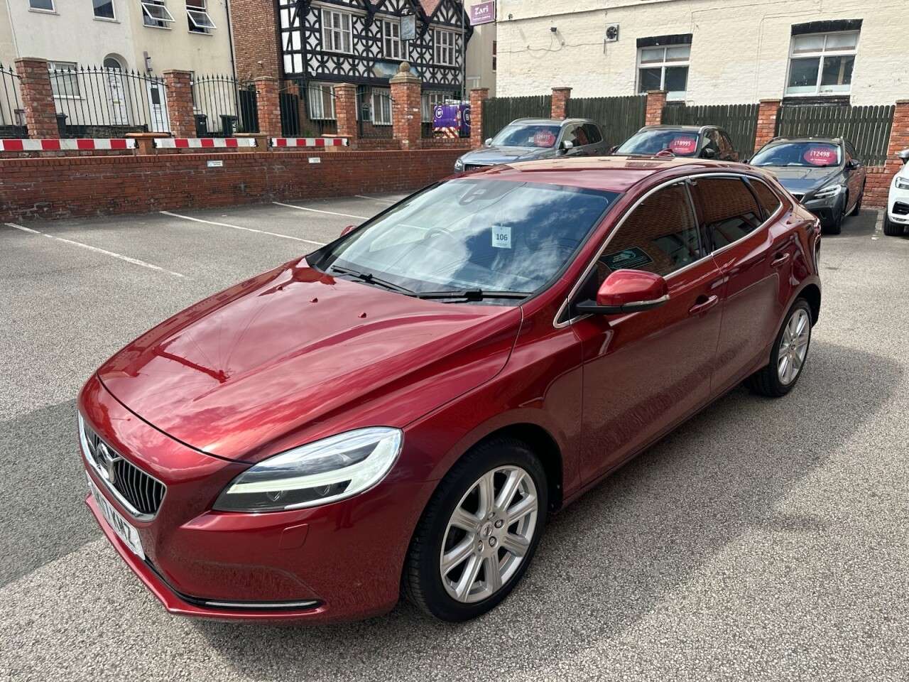 2017 VOLVO V40 2017 VOLVO V40