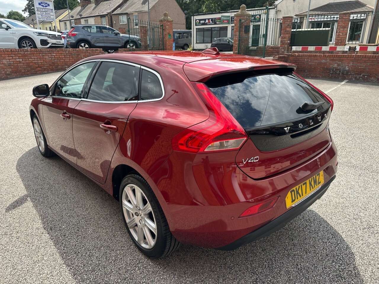 2017 VOLVO V40 2017 VOLVO V40