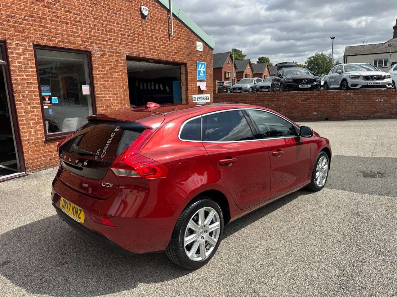 2017 VOLVO V40 2017 VOLVO V40