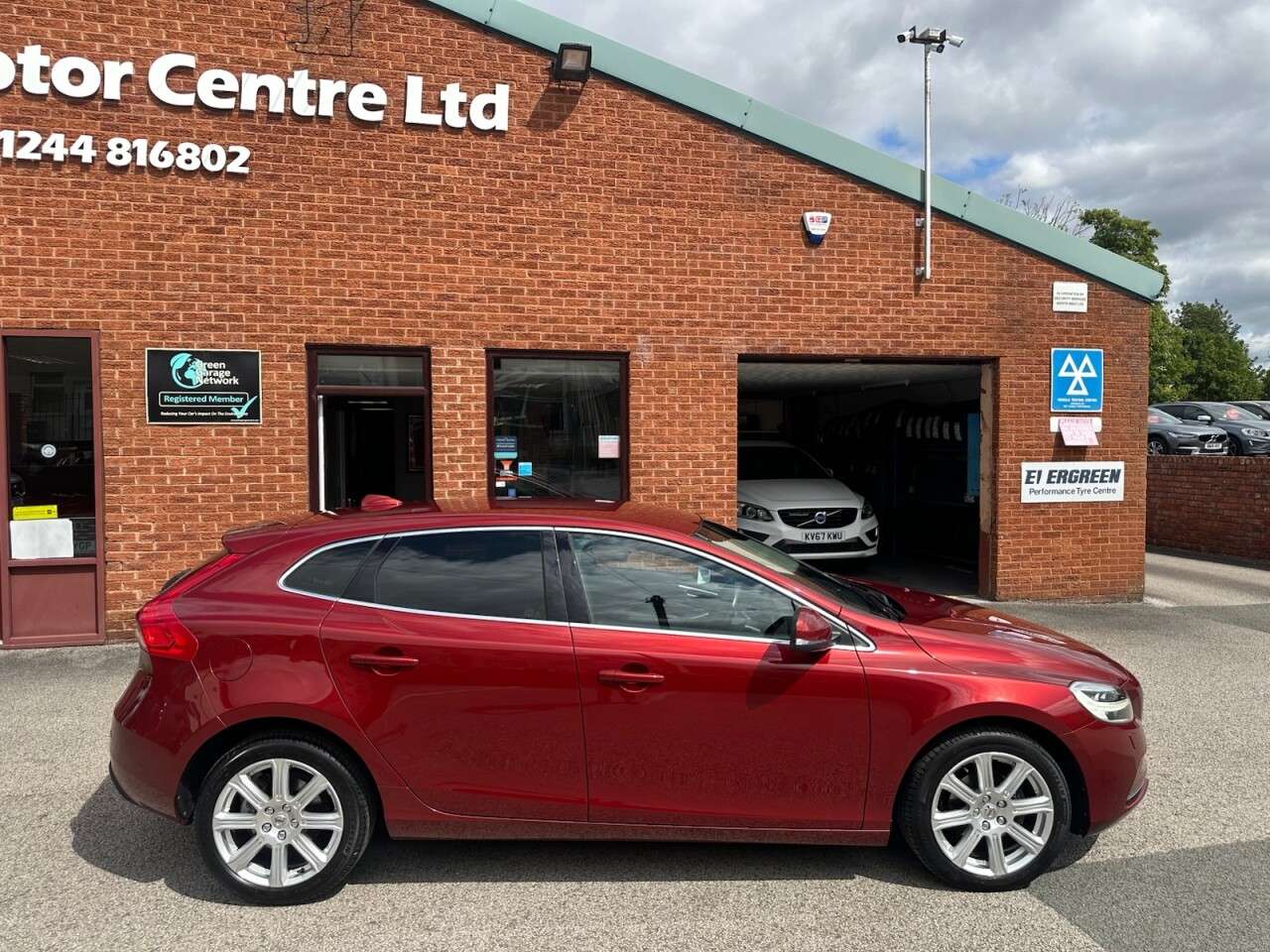 2017 VOLVO V40 2017 VOLVO V40