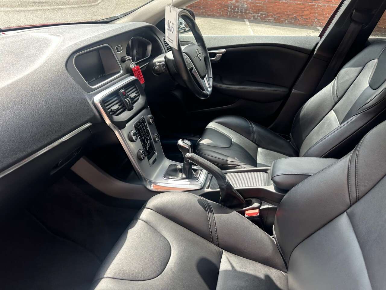 2017 VOLVO V40 2017 VOLVO V40