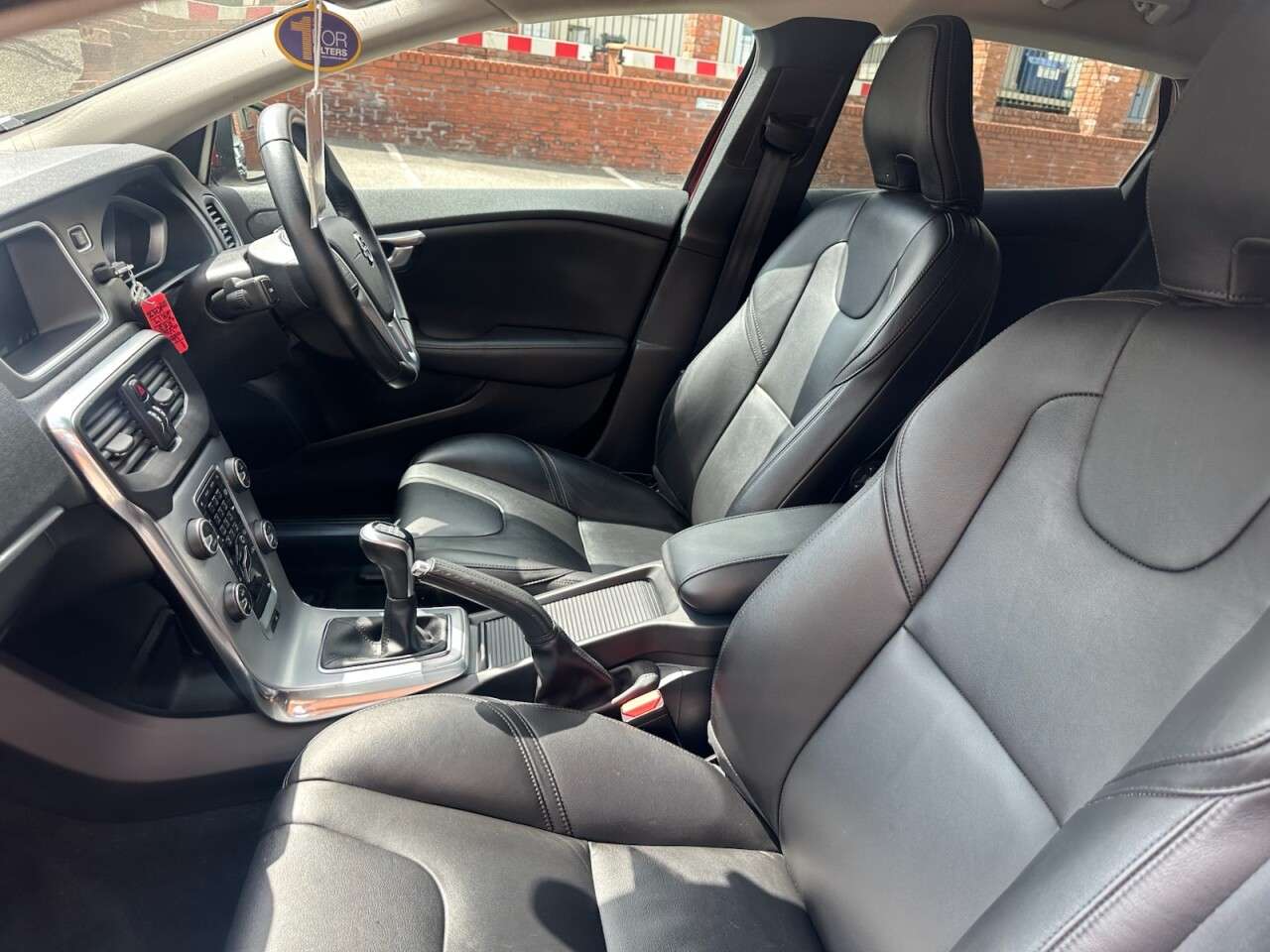 2017 VOLVO V40 2017 VOLVO V40