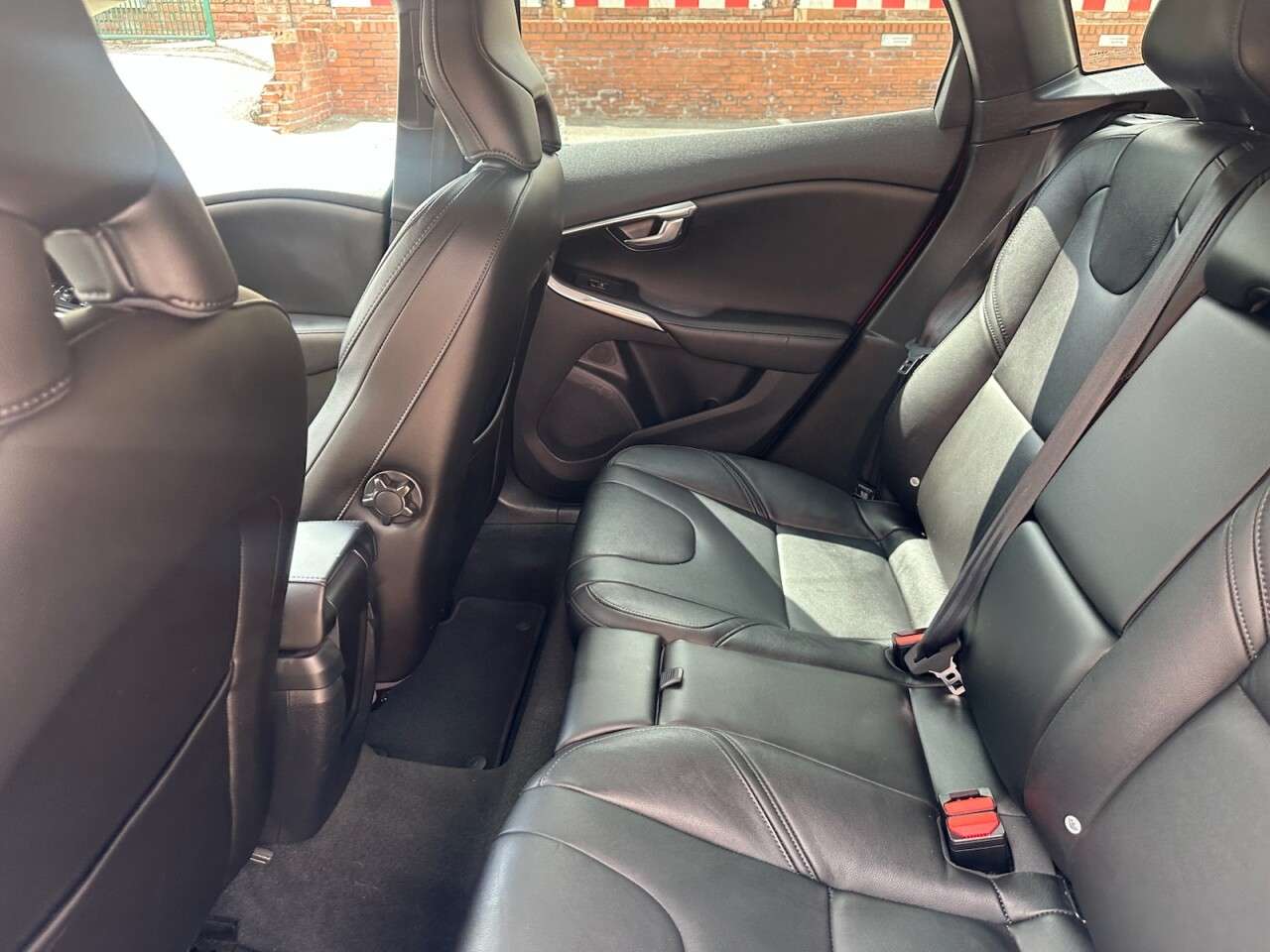 2017 VOLVO V40 2017 VOLVO V40