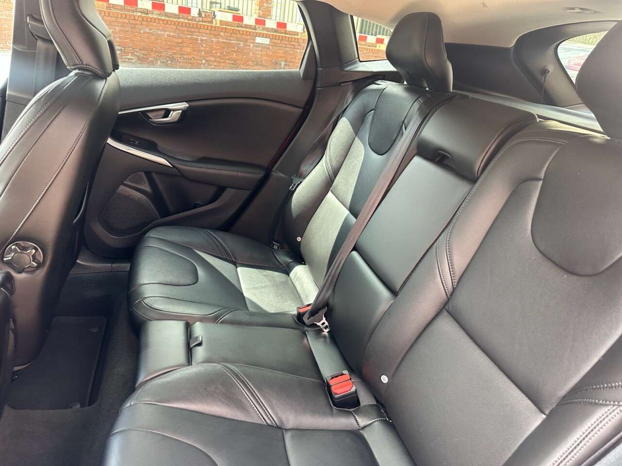 2017 VOLVO V40 2017 VOLVO V40