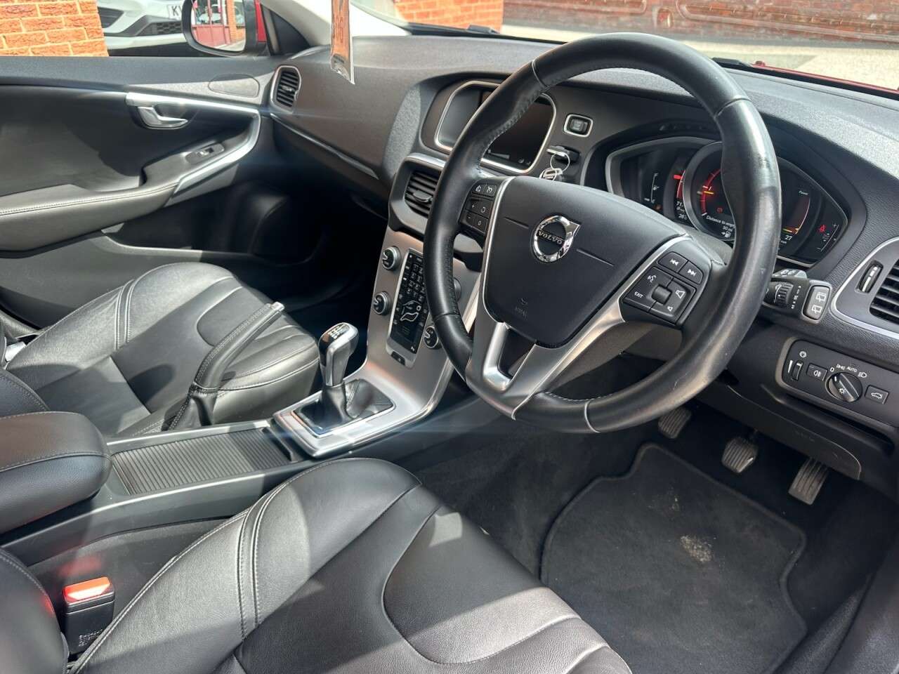 2017 VOLVO V40 2017 VOLVO V40