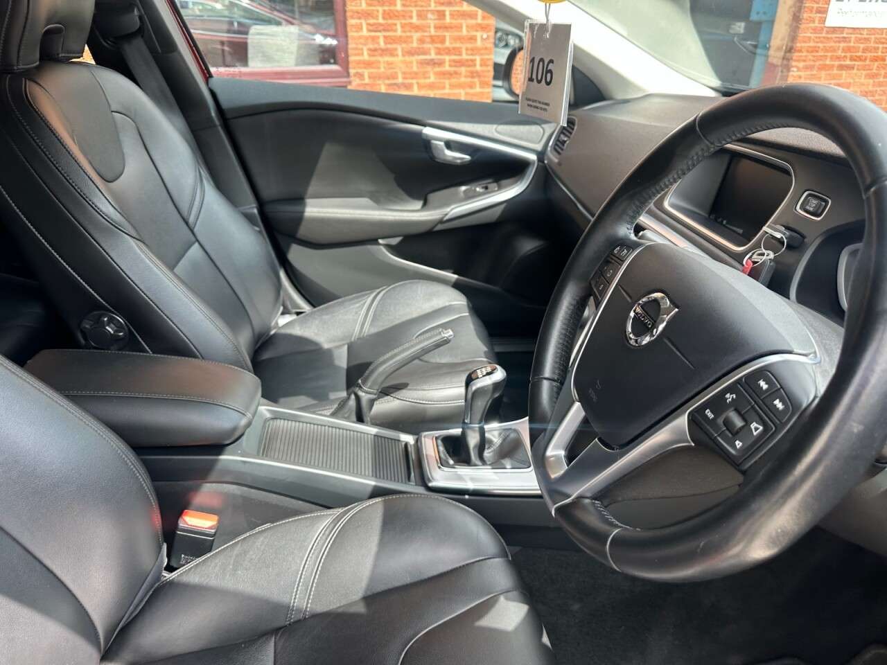 2017 VOLVO V40 2017 VOLVO V40