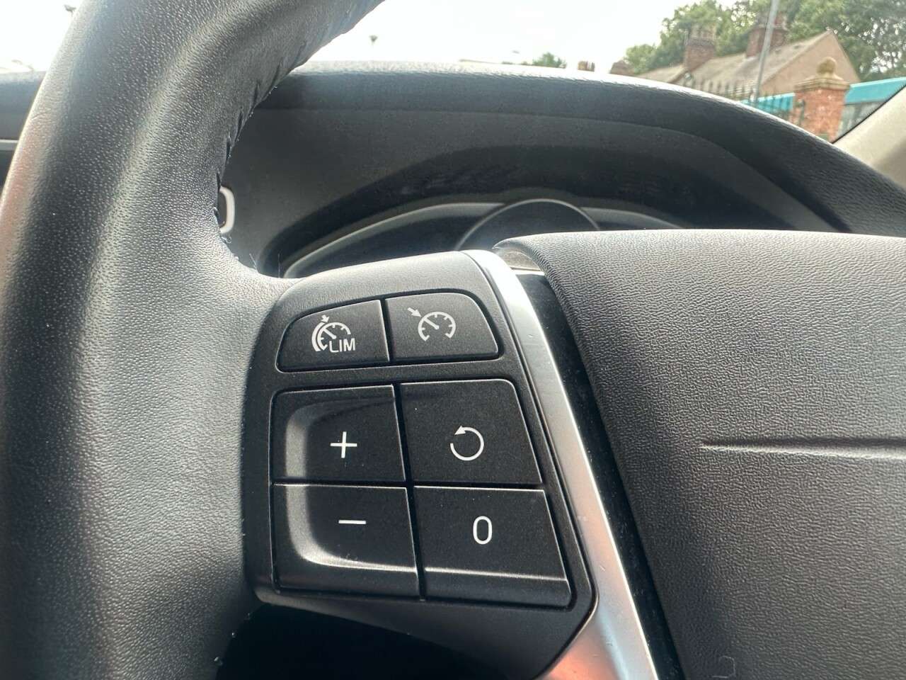 2017 VOLVO V40 2017 VOLVO V40