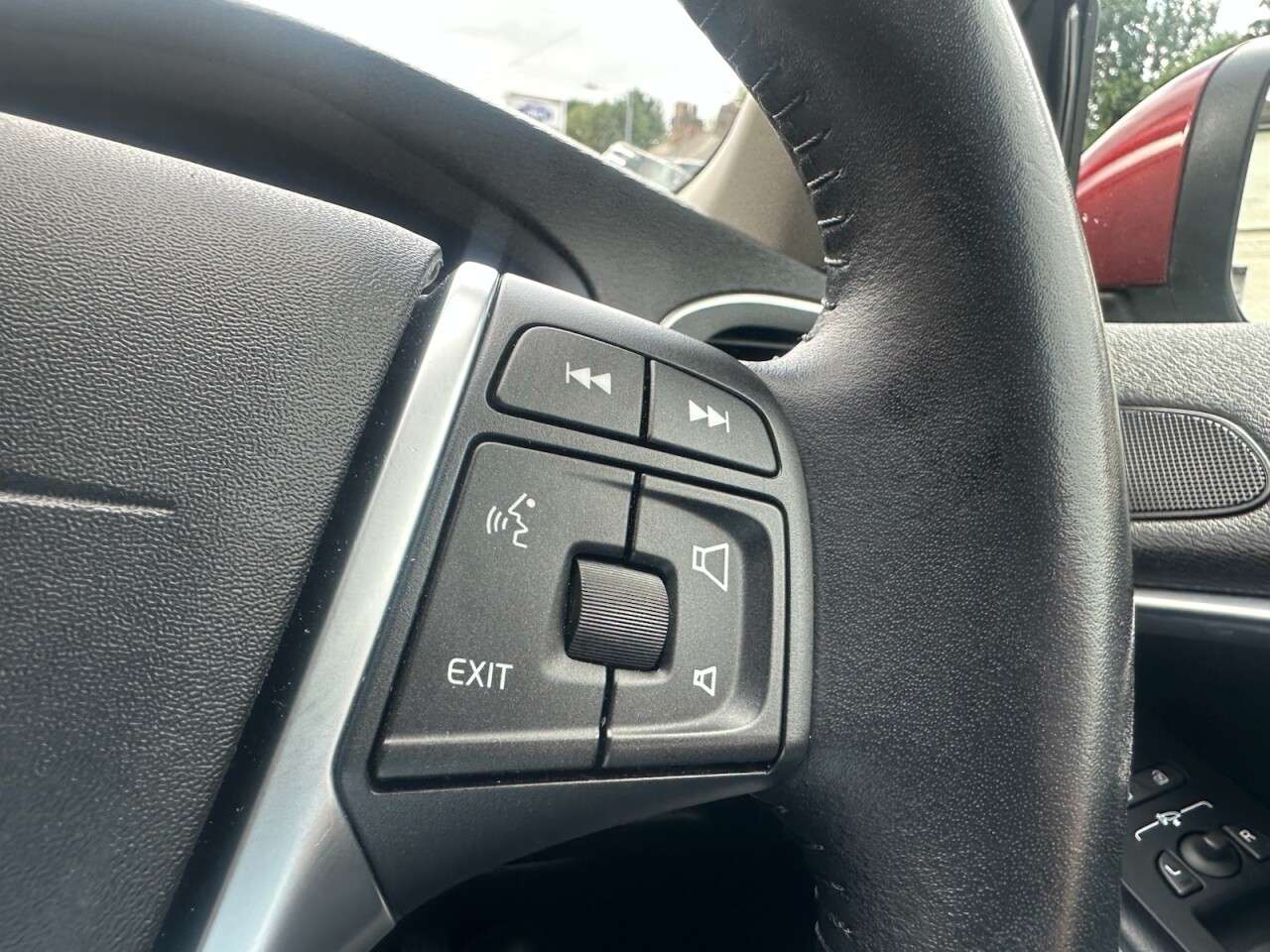 2017 VOLVO V40 2017 VOLVO V40