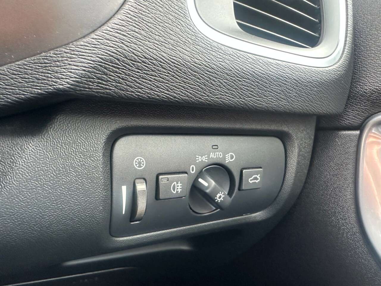 2017 VOLVO V40 2017 VOLVO V40