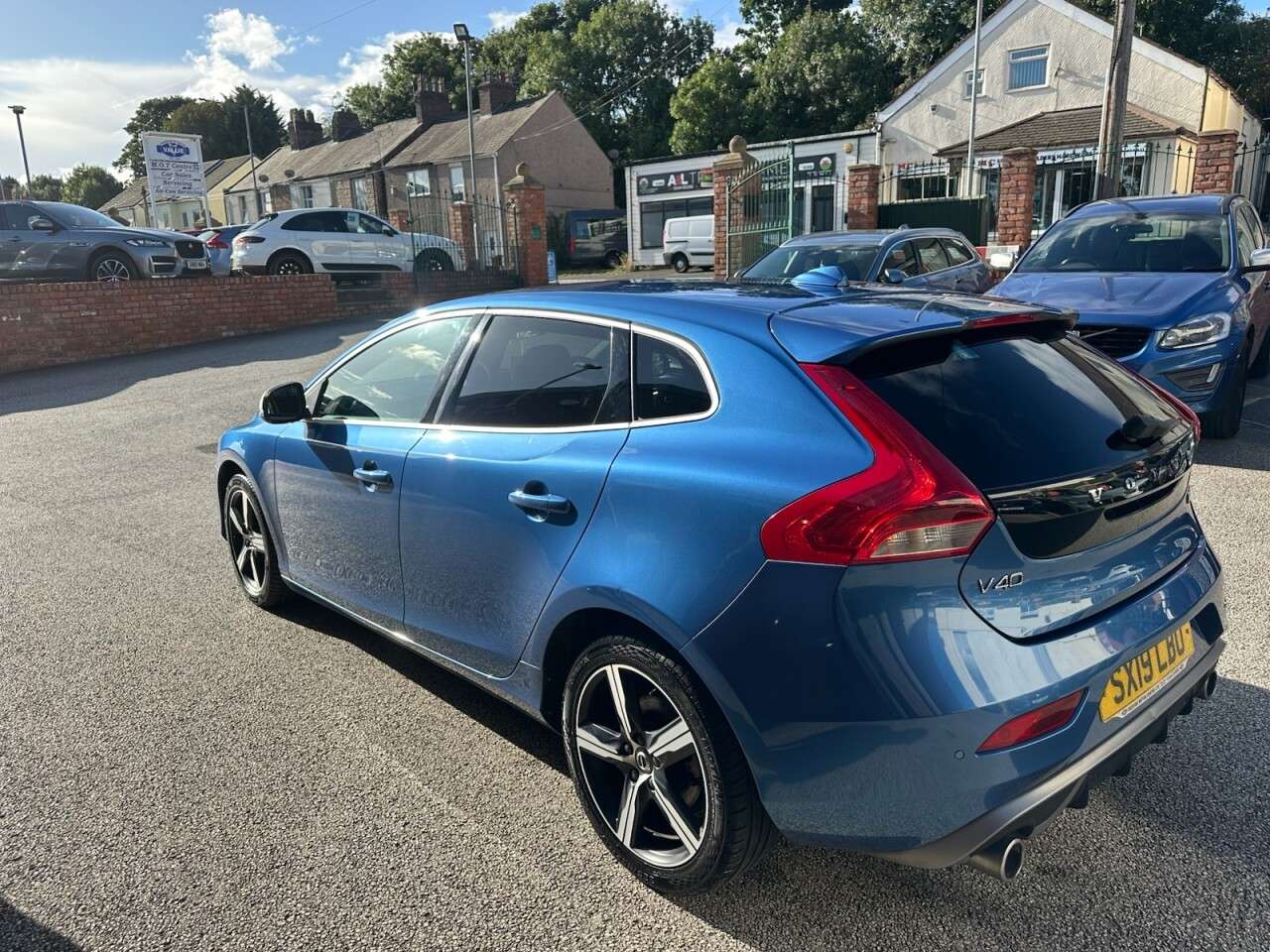 2019 VOLVO V40 2019 VOLVO V40
