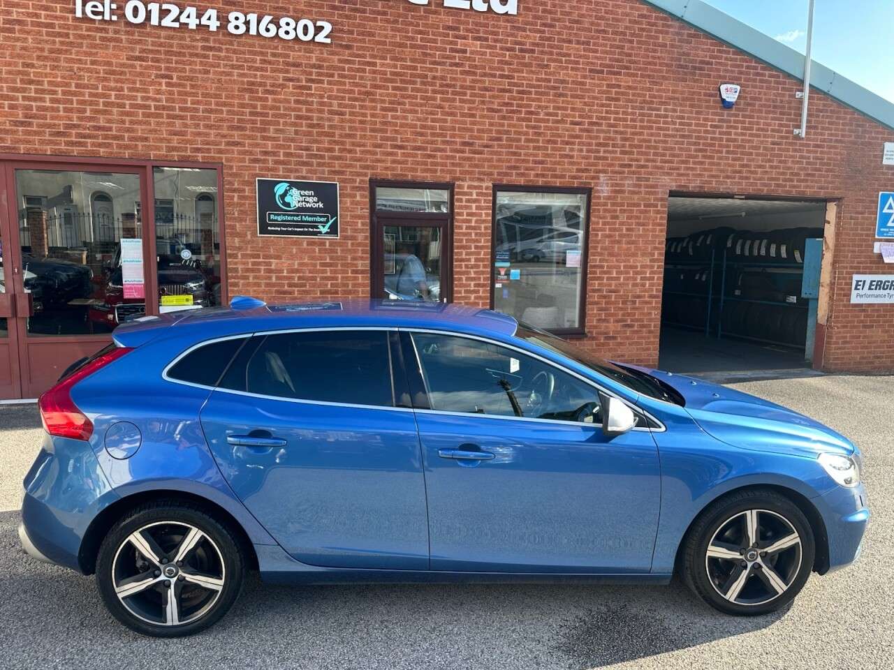 A 2019 VOLVO V40 2.0 D2 R-Design Edition Hatchback 5dr Diesel Manual Euro 6 (s/s) (120 ps) R A 2019 VOLVO V40 2.0 D2 R-Design Edition Hatchback 5dr Diesel Manual Euro 6 (s/s) (120 ps) R