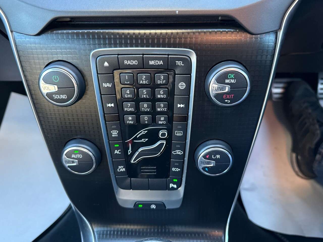 2018 VOLVO V40 2018 VOLVO V40