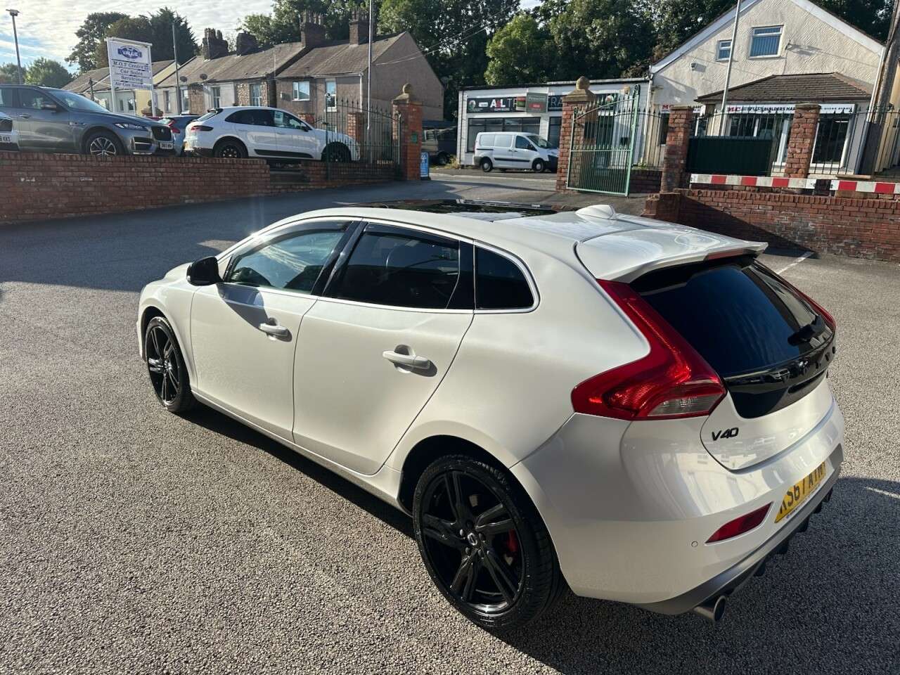 2017 VOLVO V40 2017 VOLVO V40