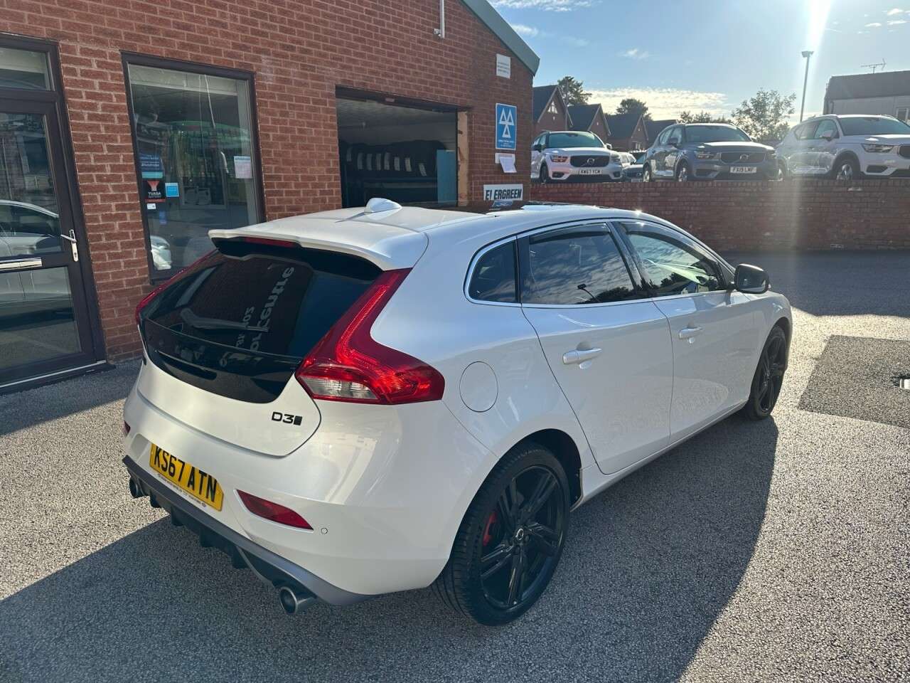 2017 VOLVO V40 2017 VOLVO V40