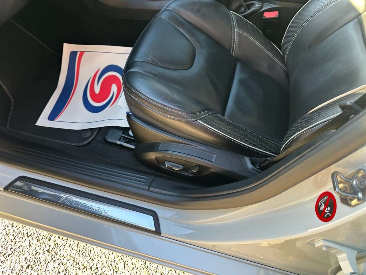 2017 VOLVO V40 2017 VOLVO V40