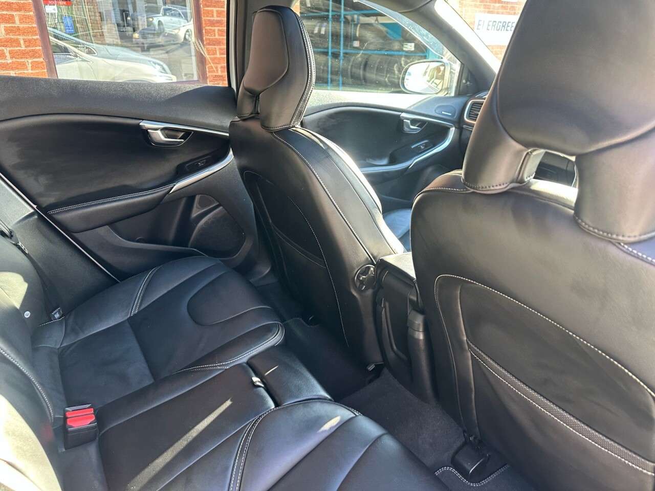 2017 VOLVO V40 2017 VOLVO V40