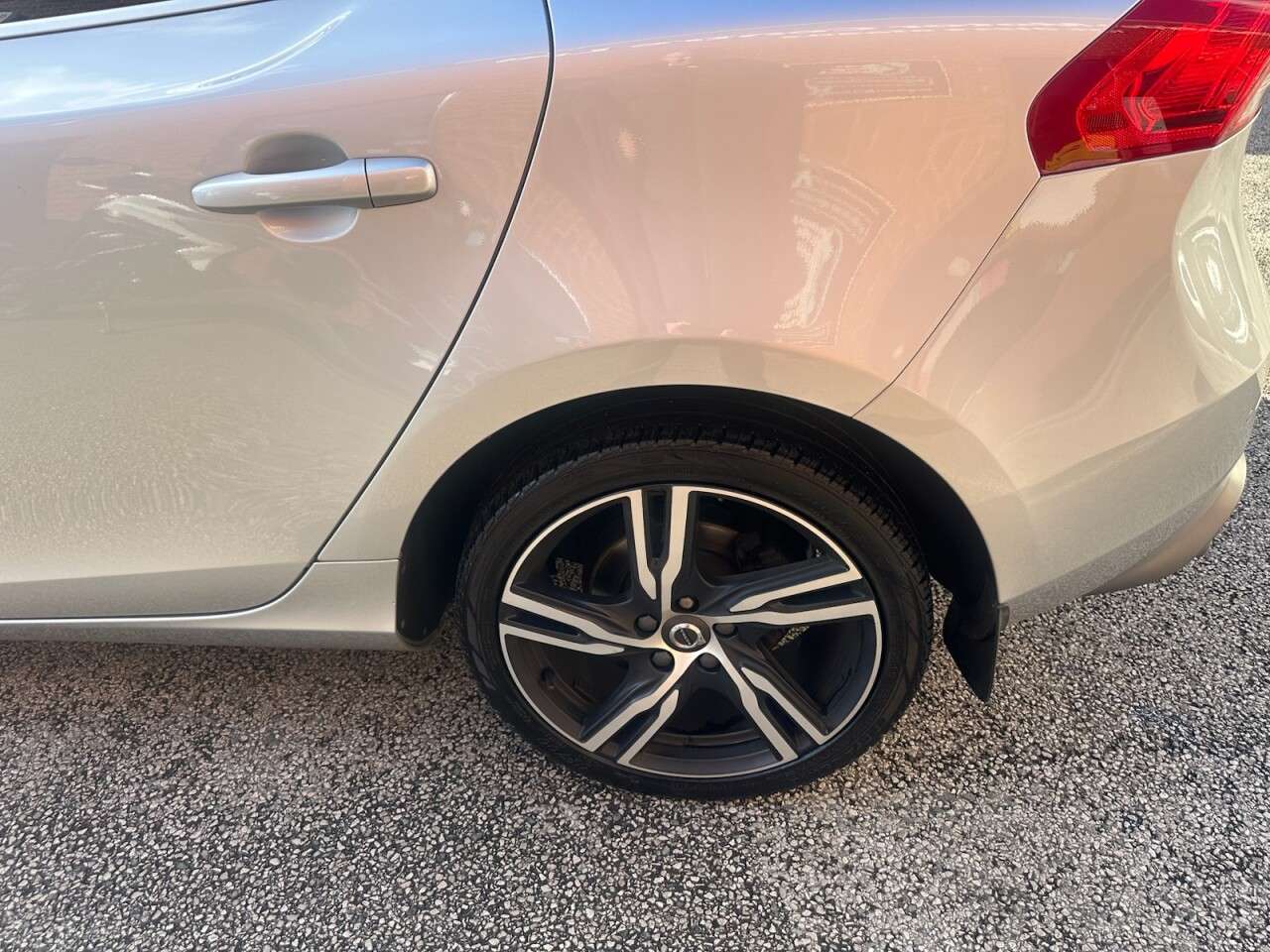 2018 VOLVO V40 2018 VOLVO V40