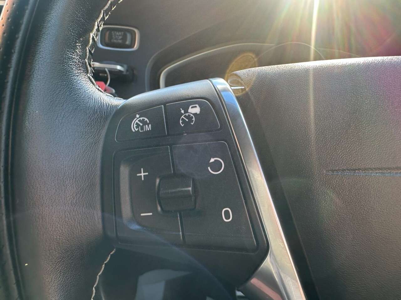 2018 VOLVO V40 2018 VOLVO V40