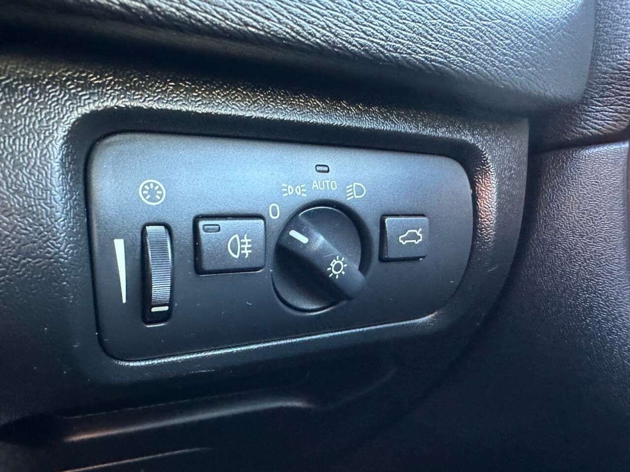 2018 VOLVO V40 2018 VOLVO V40