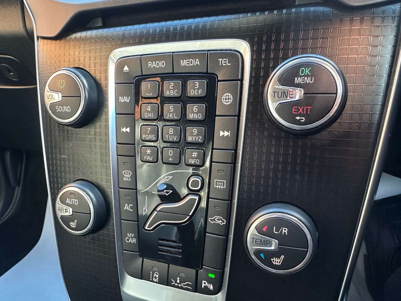 2018 VOLVO V40 2018 VOLVO V40