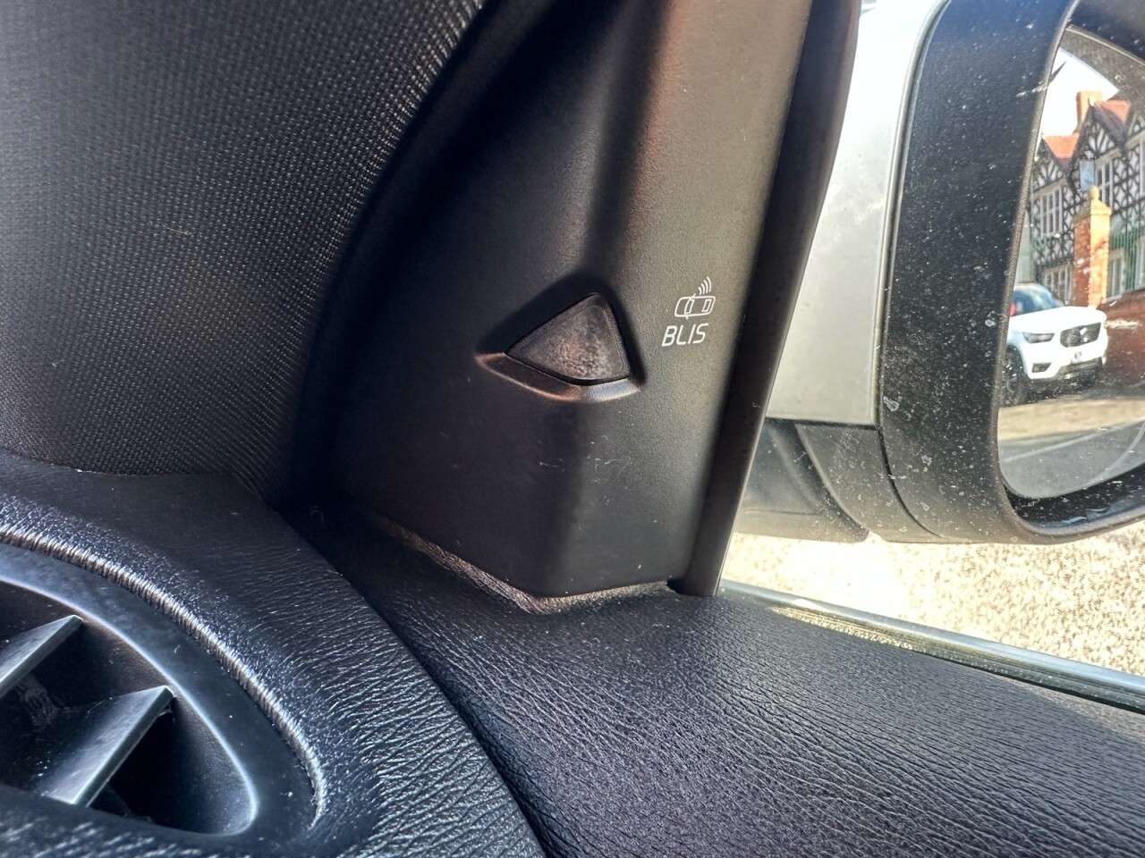 2018 VOLVO V40 2018 VOLVO V40