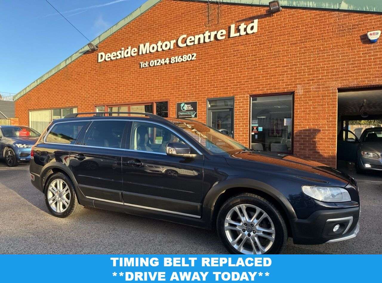 A 2016 VOLVO XC70 2.4 D5 SE Lux Estate 5dr Diesel Auto AWD Euro 6 (s/s) (220 ps) Rear parking A 2016 VOLVO XC70 2.4 D5 SE Lux Estate 5dr Diesel Auto AWD Euro 6 (s/s) (220 ps) Rear parking