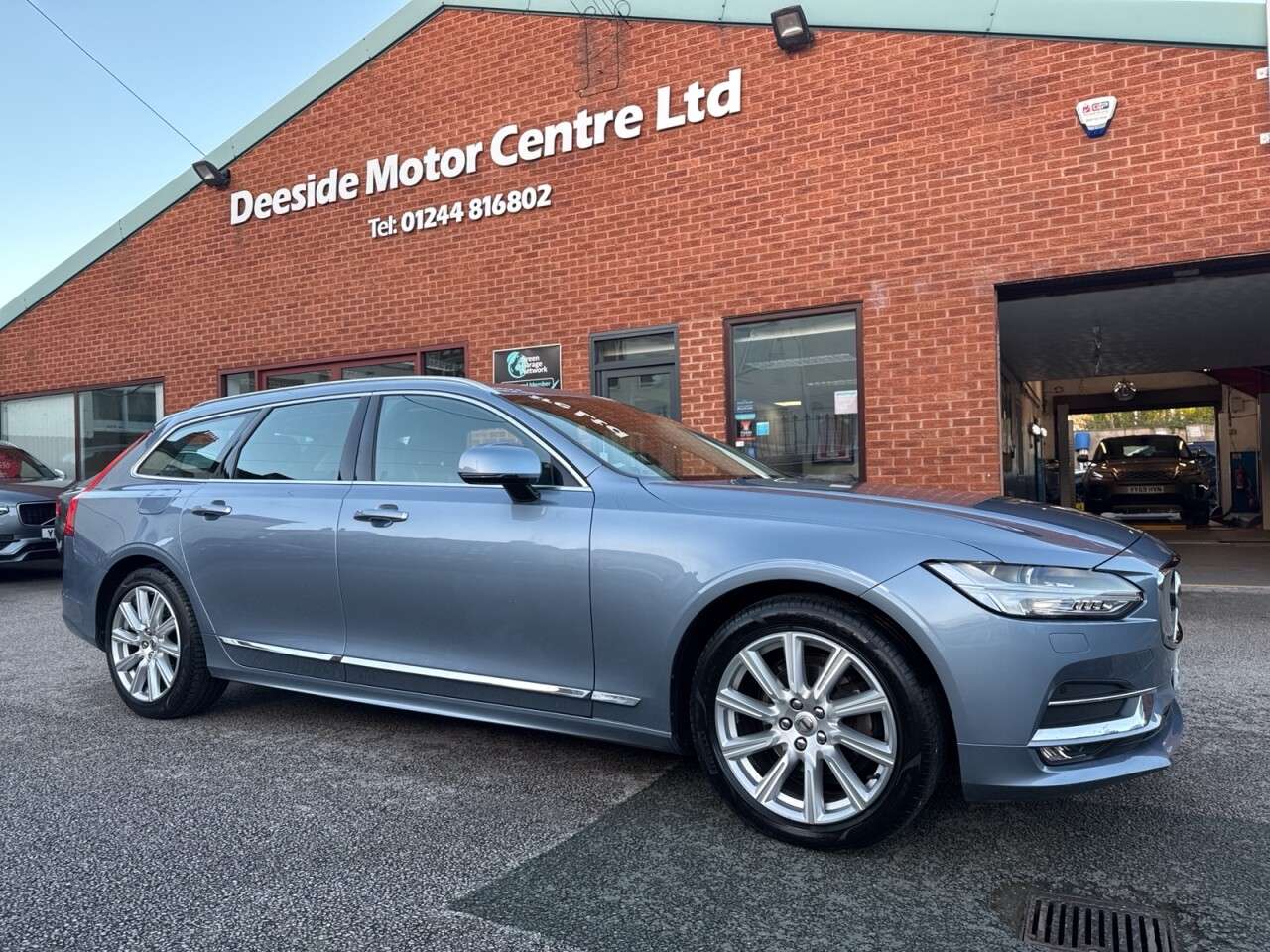 A 2019 VOLVO V90 2.0 D4 Inscription Estate 5dr Diesel Auto Euro 6 (s/s) (190 ps) Rear view c A 2019 VOLVO V90 2.0 D4 Inscription Estate 5dr Diesel Auto Euro 6 (s/s) (190 ps) Rear view c