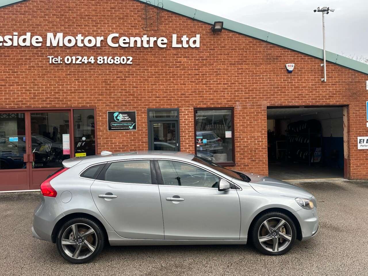 A 2016 VOLVO V40 2.0 D3 R-Design Nav Hatchback 5dr Diesel Manual Euro 6 (s/s) (150 ps) R-Des A 2016 VOLVO V40 2.0 D3 R-Design Nav Hatchback 5dr Diesel Manual Euro 6 (s/s) (150 ps) R-Des