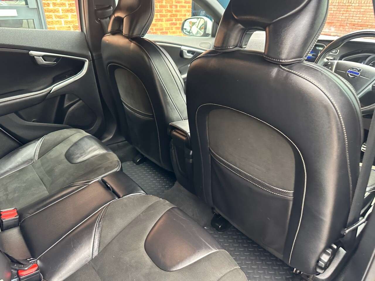 2016 VOLVO V40 2016 VOLVO V40