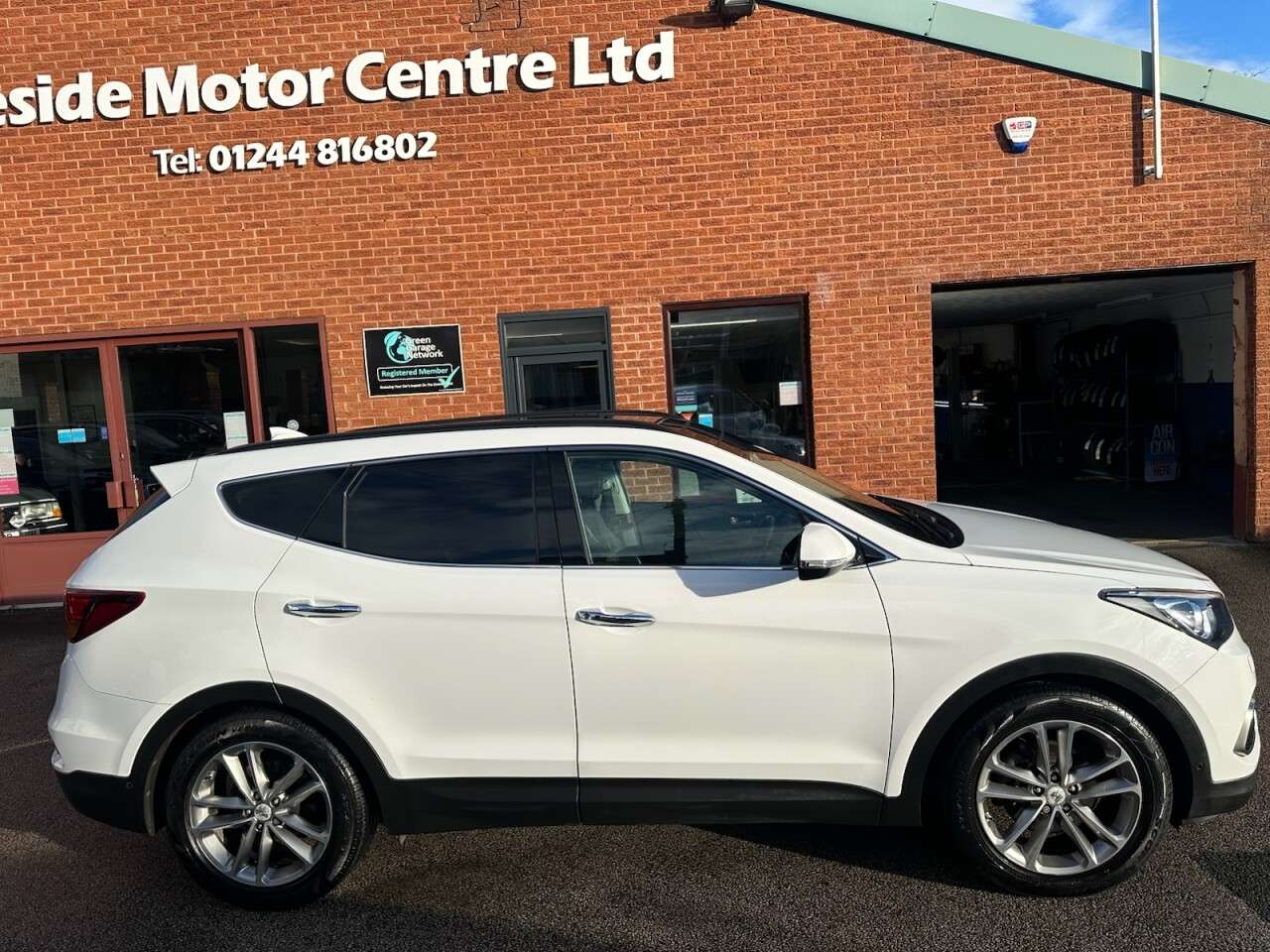 A 2016 HYUNDAI SANTA FE 2.2 CRDi Blue Drive Premium SE SUV 5dr Diesel Auto 4WD Euro 6 (s/s) (7 Seat A 2016 HYUNDAI SANTA FE 2.2 CRDi Blue Drive Premium SE SUV 5dr Diesel Auto 4WD Euro 6 (s/s) (7 Seat