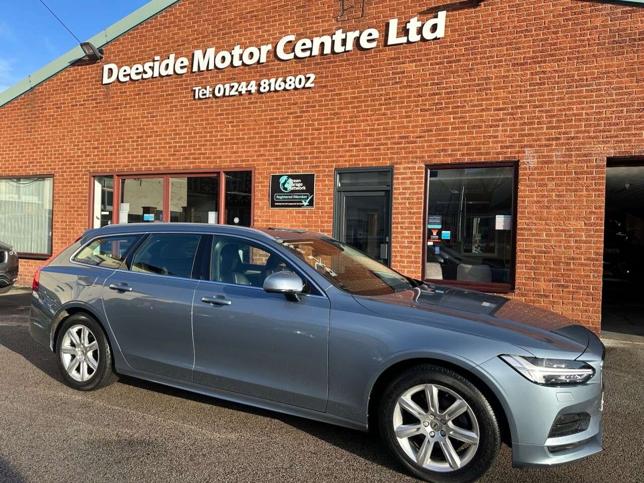 A 2018 VOLVO V90 2.0 D4 Momentum Estate 5dr Diesel Auto Euro 6 (s/s) (190 ps) Front and rear A 2018 VOLVO V90 2.0 D4 Momentum Estate 5dr Diesel Auto Euro 6 (s/s) (190 ps) Front and rear